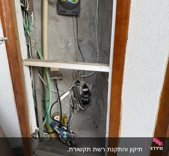 ארון תקשורת עם כבלים ומכשיר מדידה